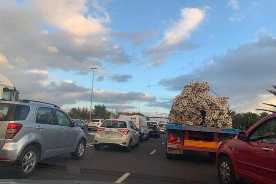 Colapso en la entrada a la capital por la GC-1 por las obras de reparación de un muro de contención (Foto TA)