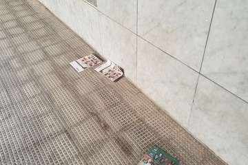 Buzoneo que ensucia las zonas comunes de los edificios de Telde (Foto TA)