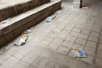 Buzoneo que ensucia las zonas comunes de los edificios de Telde (Foto TA)