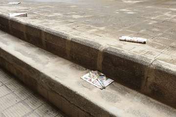 Buzoneo que ensucia las zonas comunes de los edificios de Telde (Foto TA)