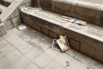 Buzoneo que ensucia las zonas comunes de los edificios de Telde (Foto TA)