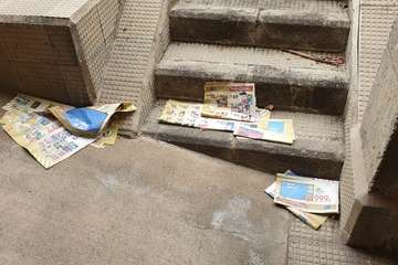 Buzoneo que ensucia las zonas comunes de los edificios de Telde (Foto TA)