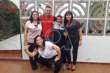 La plantilla de La Estación Cepsa San Juan fraterniza por Navidad (Foto TA)