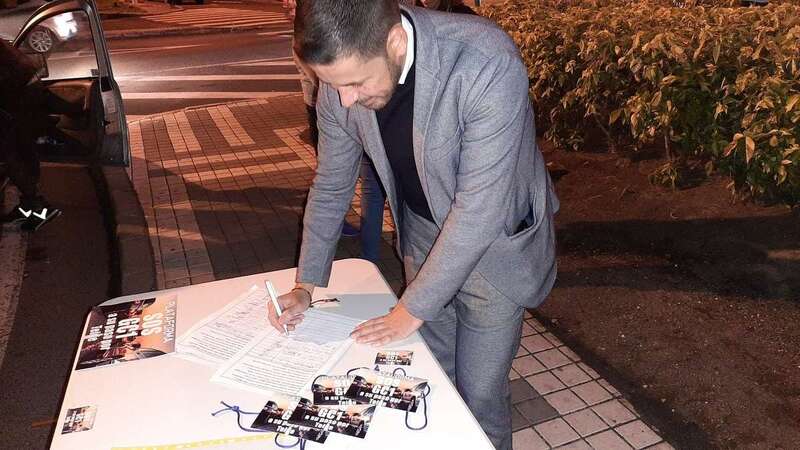 El alcalde Héctor Suárez, en el momento de firma el documento (Foto TA)