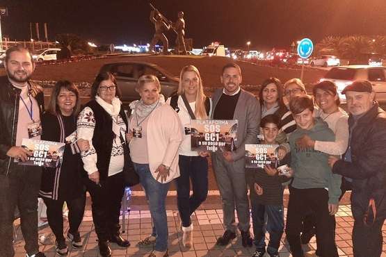 El alcalde secunda la recogida de firma de la plataforma 'SOS GC-1 a su paso por Telde' (Foto TA)