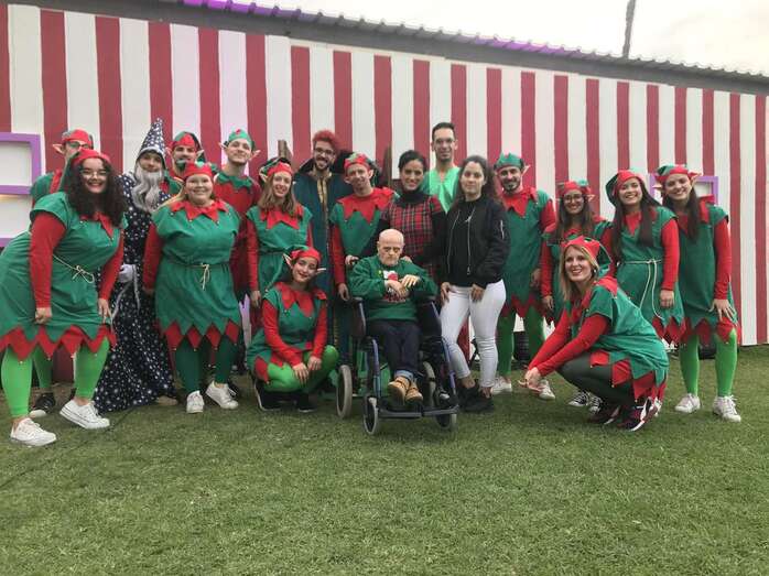 Gerardo Ojeda con los elfos que le acompañaron en la inauguración de la Casona de la Navidad (Foto TA)