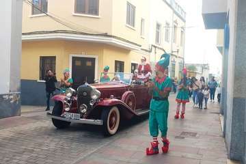  Papá Noel sostiene la magia de la Navidad en Telde (Foto TA)