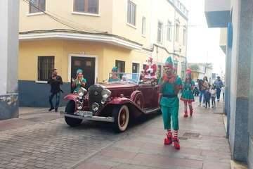  Papá Noel sostiene la magia de la Navidad en Telde (Foto TA)