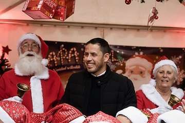  Papá Noel sostiene la magia de la Navidad en Telde (Foto TA)