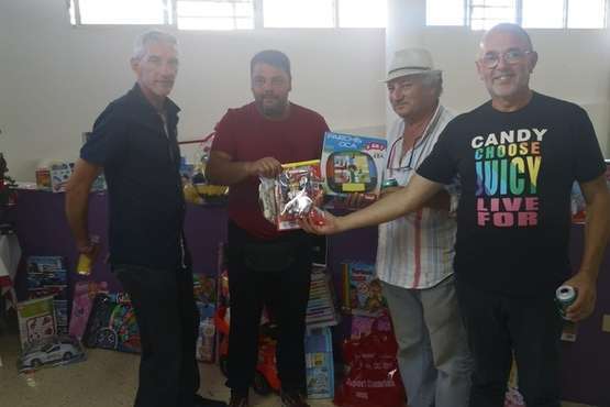 Aguas de Guayadeque se moja con la campaña de recogida de juguetes en El Calero (Foto TA)