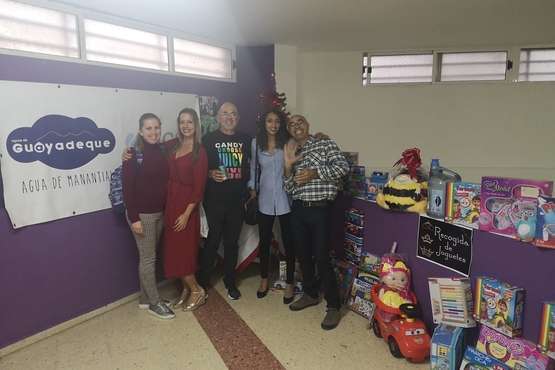 Aguas de Guayadeque se moja con la campaña de recogida de juguetes en El Calero (Foto TA)