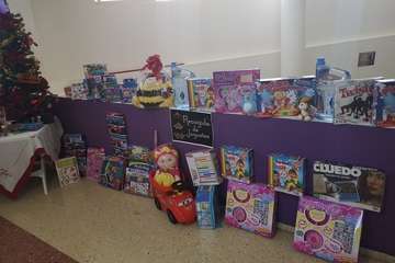 Aguas de Guayadeque se moja con la campaña de recogida de juguetes en El Calero (Foto TA)