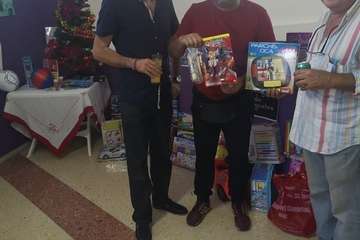 Aguas de Guayadeque se moja con la campaña de recogida de juguetes en El Calero (Foto TA)