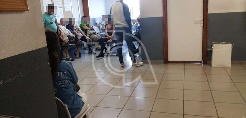 Personas aguardan en la sala de espera para ser atendidos en el servicio de Urgencias del CS de Jinámar (Foto TA)