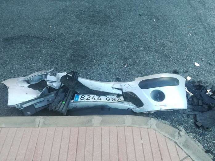Uno de los parachoques sigue sobre el asfalto (Foto TA)