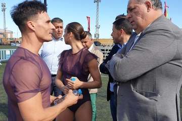 Los bailes acrobáticos de Lei y Estrella, atractivo de la Cabalgata Real en Telde (Foto Antonio Alí)