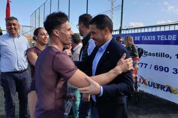 Los bailes acrobáticos de Lei y Estrella, atractivo de la Cabalgata Real en Telde (Foto Antonio Alí)