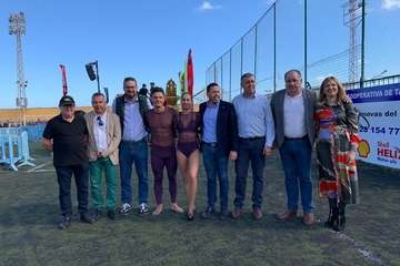 Los bailes acrobáticos de Lei y Estrella, atractivo de la Cabalgata Real en Telde (Foto Antonio Alí)