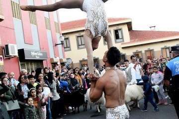 Los bailes acrobáticos de Lei y Estrella, atractivo de la Cabalgata Real en Telde (Foto Antonio Alí)