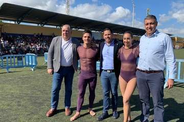 Los bailes acrobáticos de Lei y Estrella, atractivo de la Cabalgata Real en Telde (Foto Antonio Alí)