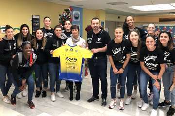 Las jugadoras del Rocasa reparten regalos entre los niños ingresados en el Hospital Materno Infantil (Foto TA)