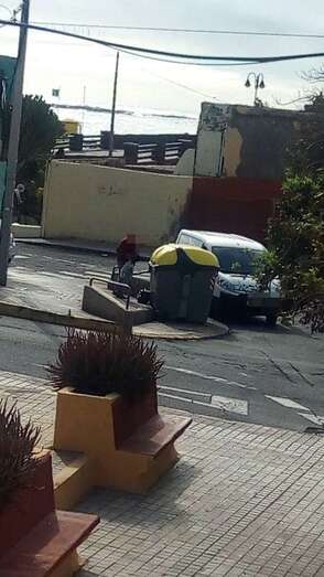 Momento en que la persona deja la basura sobre la acera (Foto TA)