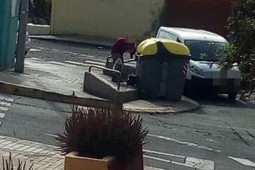 Un vecino de Melenara pillado 'in fraganti' dejando bolsas de basura en la calle (Foto TA)