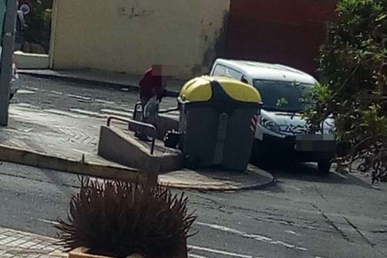 Un vecino de Melenara pillado 'in fraganti' dejando bolsas de basura en la calle (Foto TA)