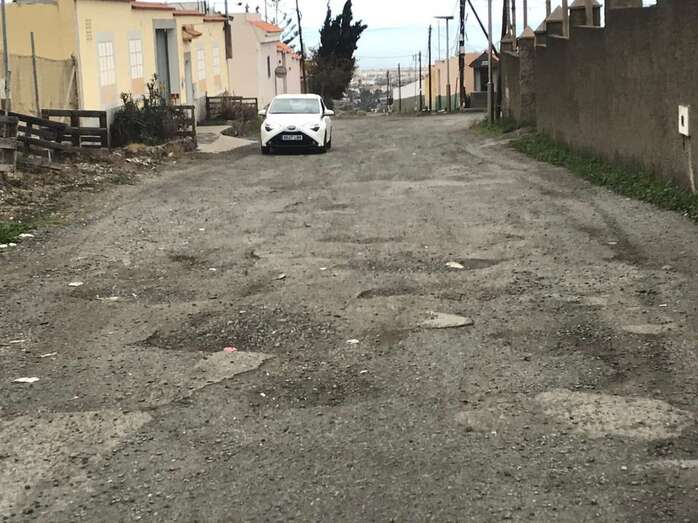Baches y socavones en Lomo Catela (Foto TA)