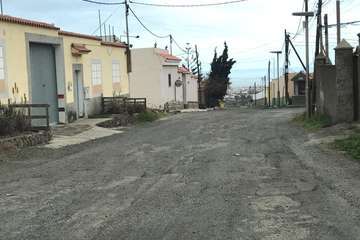 Baches y socavones en la vía principal de Lomo Catela (Foto TA)