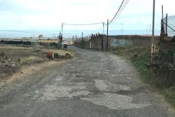 Baches y socavones en la vía principal de Lomo Catela (Foto TA)