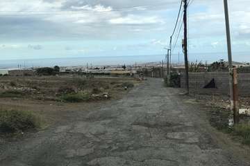 Baches y socavones en la vía principal de Lomo Catela (Foto TA)