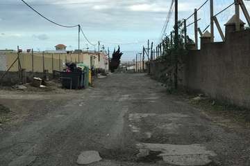 Baches y socavones en la vía principal de Lomo Catela (Foto TA)
