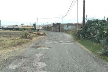 Baches y socavones en la vía principal de Lomo Catela (Foto TA)