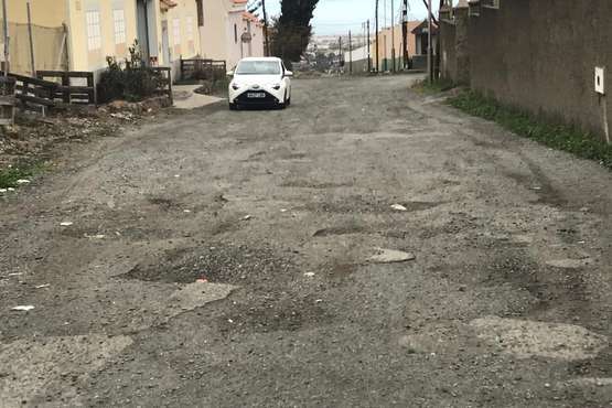 Baches y socavones en la vía principal de Lomo Catela (Foto TA)