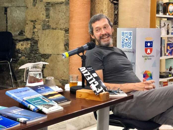 José Luis González Ruano, en una tertulia literaria que tuvo lugar el pasado mes de octubre en Telde (Foto TA)