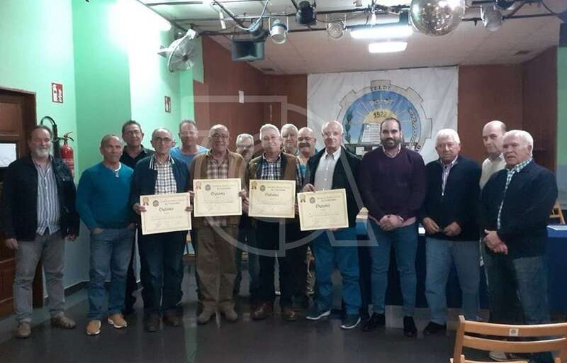 Grupo de socios honor  muestra los diplomas junto a directivos de la entidad (Foto TA)
