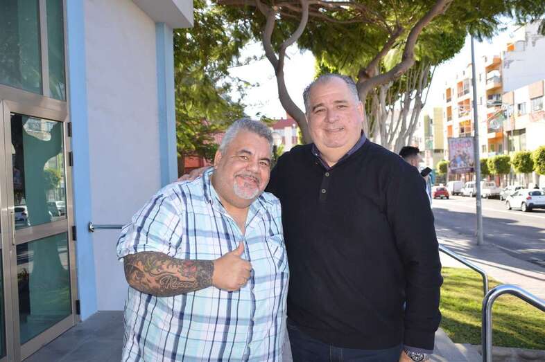 El humorista Iván Bastonero con el concejal Juan Martel (Foto TA)