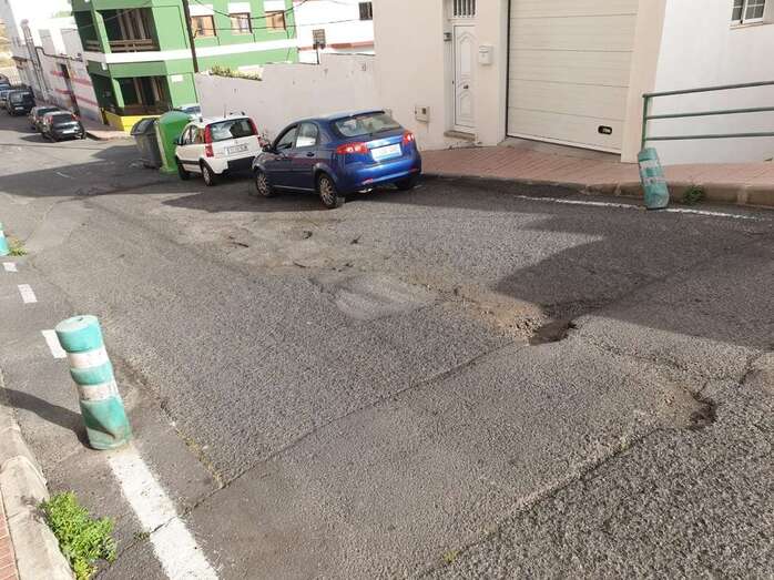 La calle llena de baches (Foto TA)