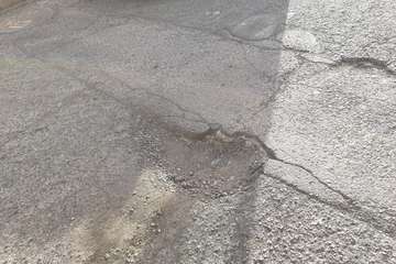 Indignación en La Pardilla con el estado de la calle Martínez de Escobar (Foto TA)