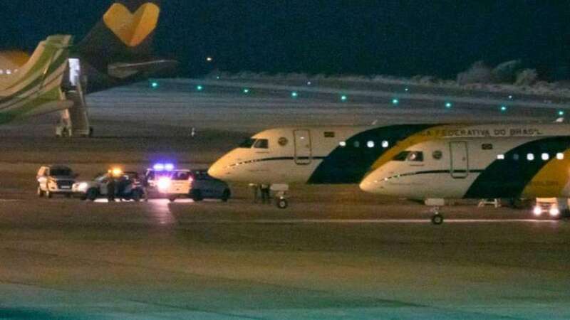 Los dos aviones de la Fuerza Áerea Brasileña (FAB) procedentes de China esperan en Gando la autorización de Sanidad Exterior para volar a Brasil (Foto Borja Suárez/C7)