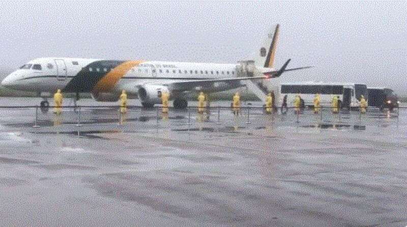 Uno de los aviones tras aterrizar en la base de Anápolis (Foto TA)