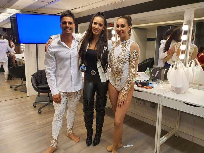 Leví López y Estrella Jiménez posan junto a la reconocida cantante India Martínez (Foto TA)