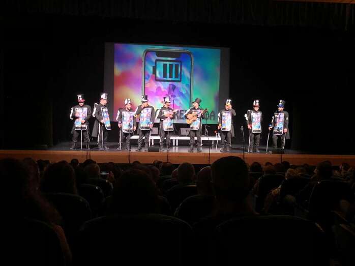 Momento de la actuación del grupo carnavalero (Foto TA)