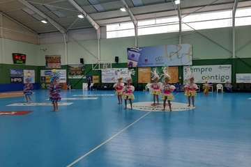 La comparsa Los Diamantes arropa al Rocasa (Foto TA)