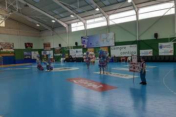 La comparsa Los Diamantes arropa al Rocasa (Foto TA)