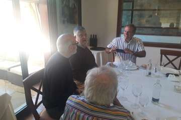 Victoriano Falcón palpa el cariño de sus amigos (Foto TA)