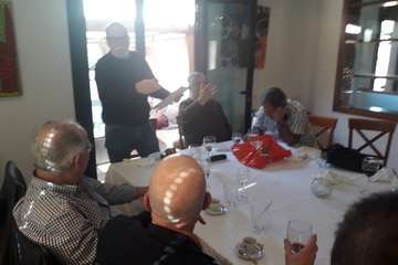 Victoriano Falcón palpa el cariño de sus amigos (Foto TA)