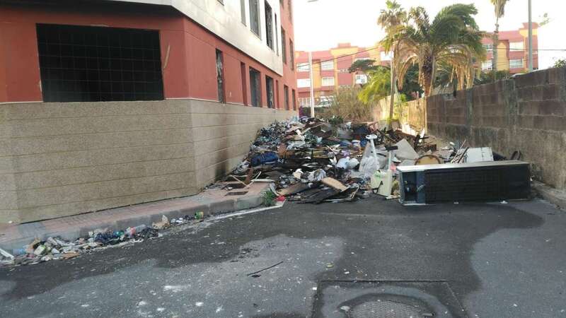 Imagen del vertedero situado al final de la calle de Doña Perfecta, junto al edificio abandonado en la parte baja de La Pardilla (Foto TA)