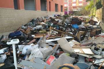 Estercolero junto al edificio abandonado de La Pardilla  (Foto TA)